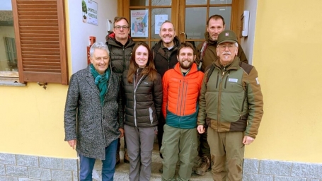 I cinque nuovi guardiaparco insieme al presidente dell'Ente Piermario Giordano e al responsabile del settore Vigilanza Mauro Fissore   - Foto Arch. APAM