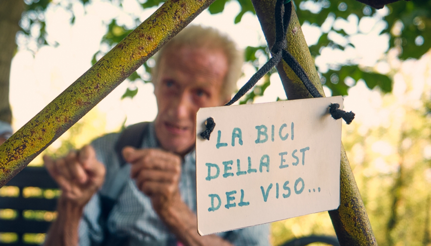 Sullo sfondo ll protagonista della storia, Clemente Berardo, classe 1936 - Foto arch. EGAP Monviso