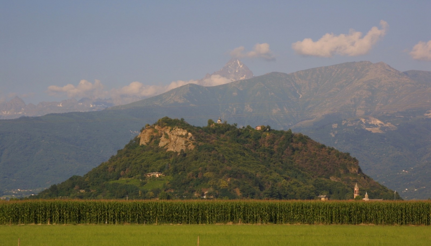 Vista sulla Rocca di Cavour  | foto Toni Farina