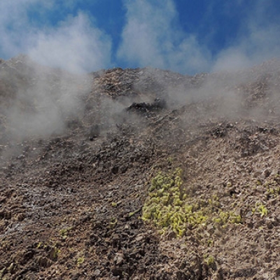 Fumarole e zolfo nativo.  Foto: A. Molino 
