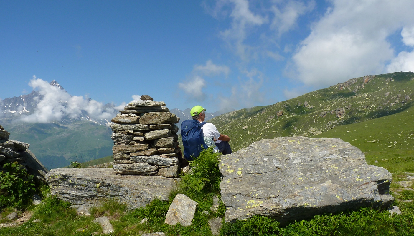 Dalla Punta Selassa, vista dal Monviso (a sx) al dosso erboso di quota 2273 (a dx), punto pi&ugrave; elevato della gita 
