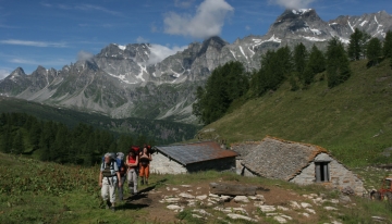 Comitiva di trekkisti ha appena lasciato l'Alpe San Giatto, nel Grande Est di Devero (Foto T. Farina/CeDrap)