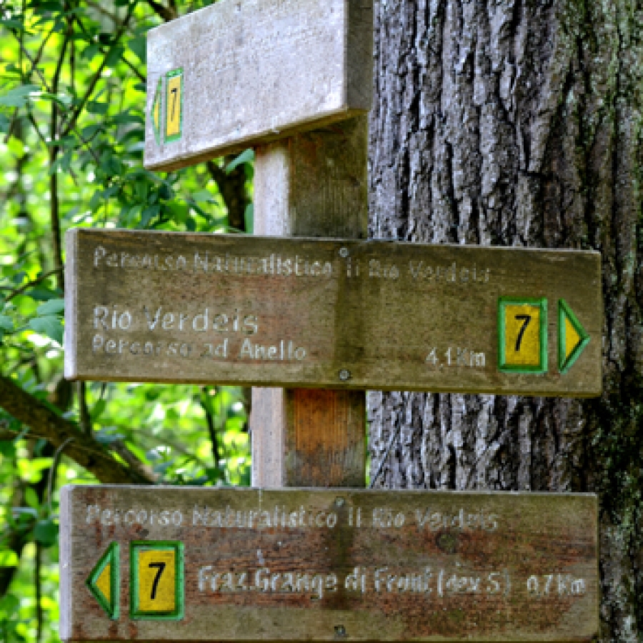 La segnaletica lungo il sentiero Aldo Molino