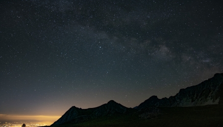 Singolo Scatto da 20 sec. Rifugio Fauniera, La Via Lattea con l'obbietivo grandanglare  rivolto verso sud est, in sfondo la cupola di luce dell'inquinamento luminoso prodotto dalla pianura e dalla citta di Cuneo | Foto Federico Pellegrino 