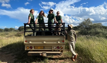 I volontari sulla Jeep nel  Naankuse Animal Sanctuary (Carlotta Danna &egrave; la terza da sx)  