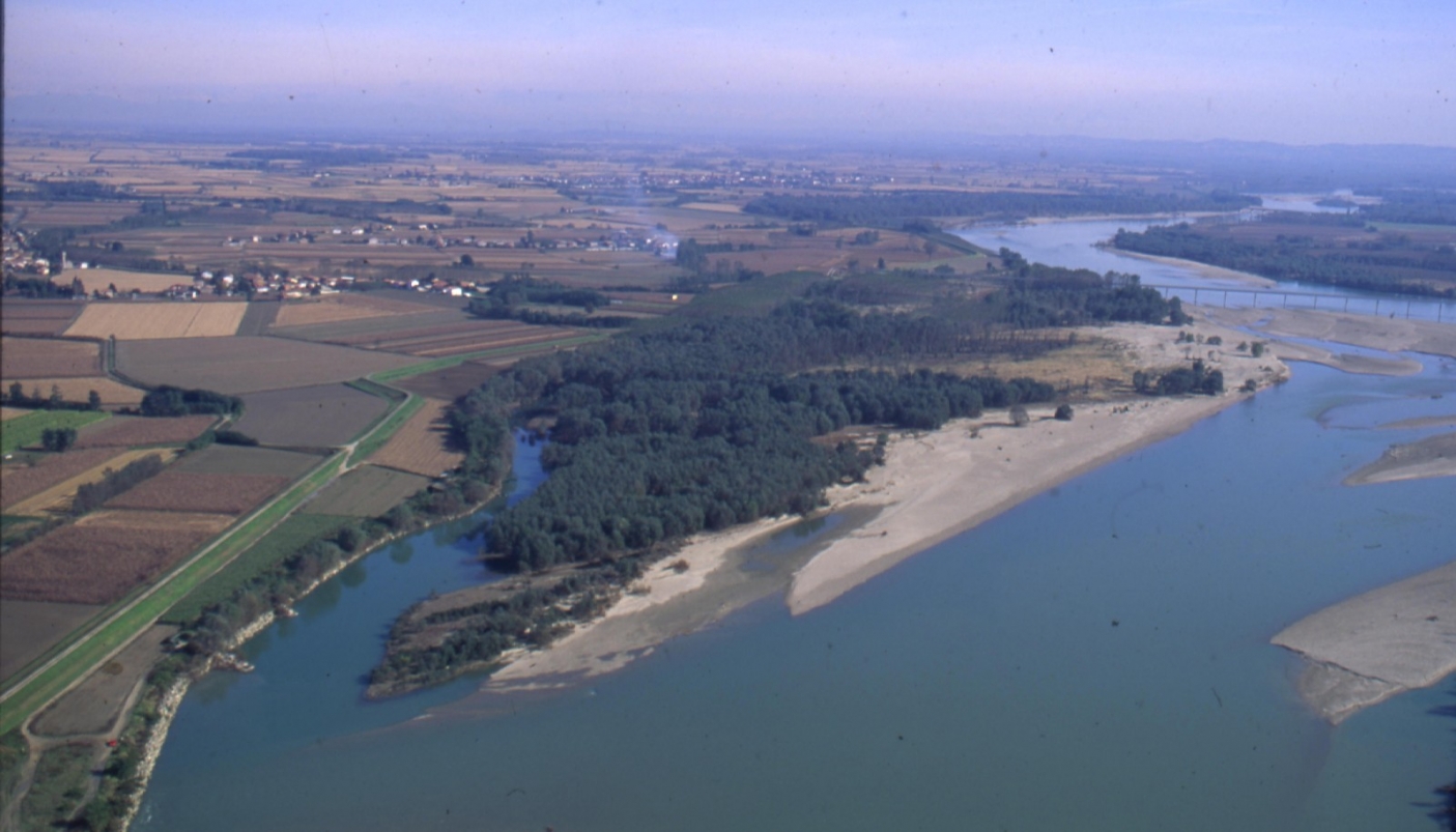 Foto storica di una veduta sul Fiume Po dall'alto. | arc. CeDrap Regione Piemonte